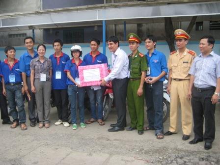 Đc Nguyễn Đắc Vinh, Đc Nguyễn Thị Ngà tặng quà cho đội tình nguyện